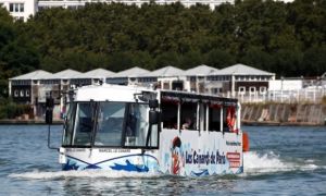 Xe buýt ‘bơi lội tung tăng’ trên sông Seine khiến du khách thích mê mẩn