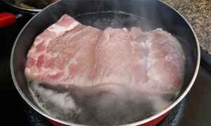 Trước khi nấu ăn, nhiều người đem chần thịt lợn qua nước nóng để loại bỏ chất...
