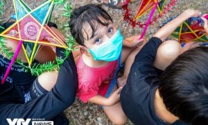 Tết Trung thu ấm áp của trẻ em nghèo nơi gầm cầu Nhật Tân