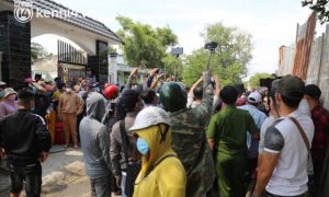 Ảnh: Hàng trăm YouTuber vây kín cổng Tịnh thất Bồng Lai, lực lượng công an đã...