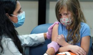 Mỹ bắt đầu tiêm chủng cho trẻ em 5-11 tuổi