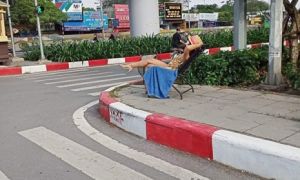 Xôn xao hình ảnh người phụ nữ ăn mặc mát mẻ vô tư ra đường ngồi phơi nắng như...