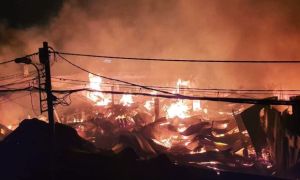 Dân xót xa vì nhà tan hoang do cháy lớn tại xưởng 2000m2 ở Sài Gòn: Tối nay...