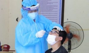 Nhân viên y tế dùng một que tăm bông lấy mẫu test Covid-19 cho nhiều người