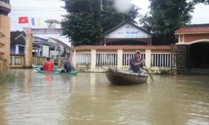 Nhiều khu vực ở Quảng Nam ngập sâu, dân dùng ghe đi lại