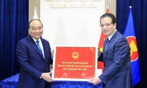 Chủ tịch nước Nguyễn Xuân Phúc gặp mặt cán bộ, nhân viên Đại sứ quán Việt Nam...