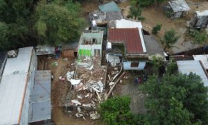 Người dân Bình Định xót xa nhìn nhà đổ sập vì ngập lụt