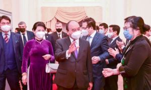 Chủ tịch nước Nguyễn Xuân Phúc gặp gỡ bà con Việt kiều tại Liên bang Nga