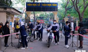Học sinh lớp 12 Hà Nội trở lại trường
