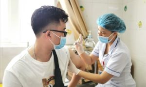 Quảng Ninh phấn đấu hết quý 1-2022 tiêm xong vắc xin mũi 3 cho người dân từ 18...