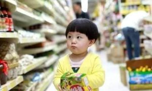 Người mẹ cố tình bỏ mặc con trai 5 tuổi trong siêu thị, hành vi của cháu bé...