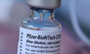 Tiêm mũi tăng cường với vaccine của Pfizer/BioNTech giúp tăng khả năng miễn...