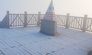 Mưa tuyết xuất hiện trên đỉnh Fansipan
