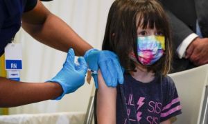 Số trẻ em Mỹ nhập viện vì COVID-19 tăng kỷ lục, hầu hết chưa tiêm vắc xin
