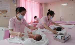 Trung Quốc: Ông bà đi học lớp chăm trẻ để các cháu 'bớt khổ' khi sinh con thứ 3