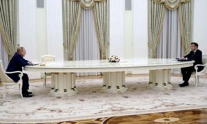 Tranh cãi nguồn gốc chiếc bàn 'siêu dài' Tổng thống Putin dùng tiếp khách