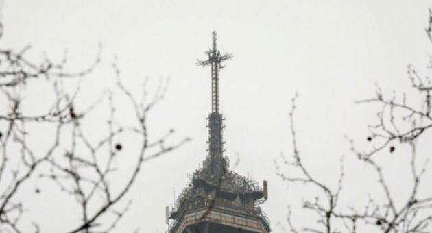 Tháp Eiffel bất ngờ cao thêm 6 mét