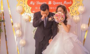 Chú rể bật khóc nức nở, nắm chặt tay bố vợ trong đám cưới ở Bắc Giang