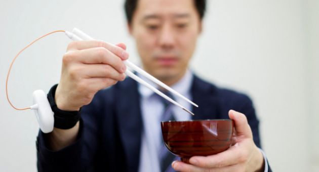 Giáo sư Nhật Bản phát minh đôi đũa làm tăng vị mặn thức ăn