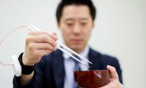 Nhật Bản phát minh ra đũa điện giúp chống ăn mặn