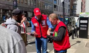 Hoàng tử Anh bán báo trên phố giúp người vô gia cư