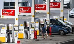 Giá xăng dầu ở Anh tăng kỷ lục hơn 5 tuần liên tiếp
