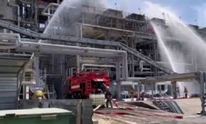 Nhà máy lọc dầu Nga bốc cháy dữ dội nghi do bị máy bay không người lái tấn công