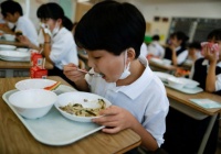 Áp lực lạm phát tại Nhật Bản nhìn từ khẩu phần ăn bị cắt giảm ở trường học