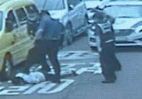 Cảnh sát Hàn Quốc áp chế một người Việt Nam giữa phố