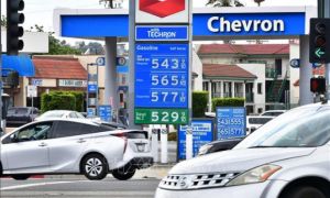 Mỹ: Giá xăng tiếp tục giảm