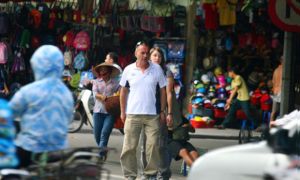 Nhường đường cho người đi bộ ở các nước - Chuyện chẳng riêng gì Việt Nam