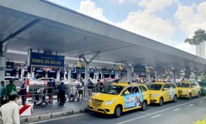 Tân Sơn Nhất mạnh tay xử lý taxi, xe công nghệ hét giá 'trời ơi' với khách