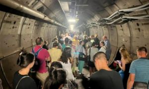 Pháp: Hành khách hoảng loạn, bật khóc vì kẹt nhiều giờ trong đường hầm dưới biển