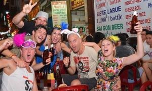 Khách Tây thích thú với văn hóa uống bia vỉa hè của người Việt