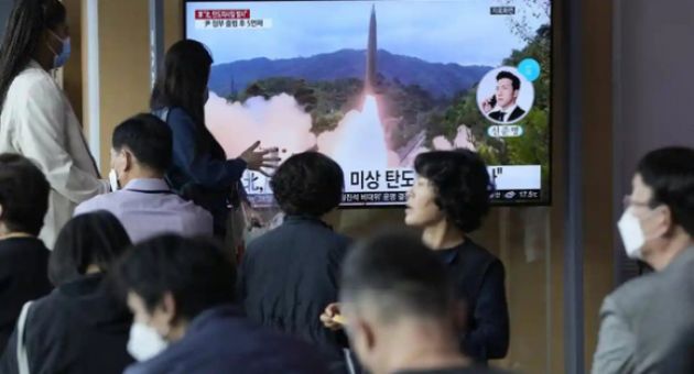 Mỹ, Nhật, Hàn phân tích thông tin vụ phóng tên lửa 'quỹ đạo bất thường' của...