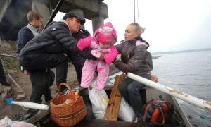 Cầu gãy, người dân Ukraine nôn nao ngồi thuyền vượt hồ về quê sau khi Nga rút...