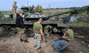Ukraine thu được hàng trăm xe tăng của Nga bỏ lại