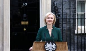 Thủ tướng Anh rời nhiệm sở, chúc người kế nhiệm 'vượt qua bão tố'