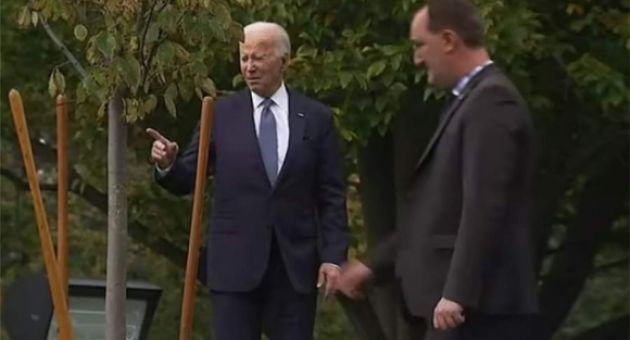 Ông Biden ''lạc lối'' trong khu vườn Nhà Trắng sau lễ trồng cây