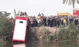 Xe buýt chệch đường cao tốc lao xuống kênh ở Ai Cập, 19 người chết