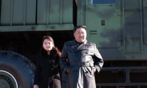 Ông Kim Jong-un lần thứ hai xuất hiện cùng con gái