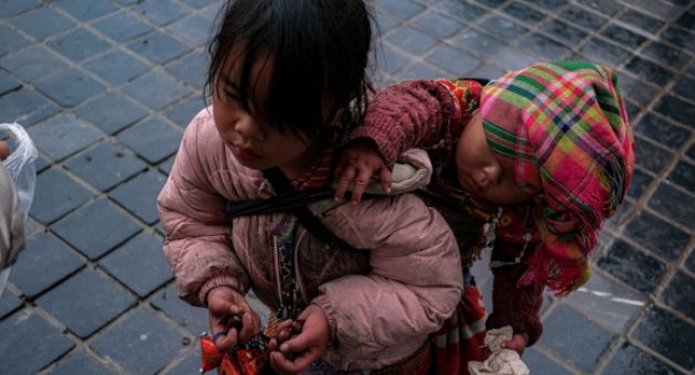 Trẻ em Sa Pa vẫn bị đẩy ra đường bán hàng trong mưa rét
