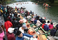 Ùn tắc thuyền bè khi hàng nghìn người đổ về Tràng An du xuân