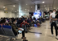Sân bay Tân Sơn Nhất 'căng mình' đón khách sau Tết