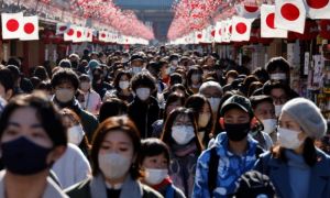 Nhật Bản hạ cấp quản lý COVID-19 xuống ngang cúm mùa