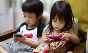 Trẻ em Việt được dùng điện thoại sớm 4 năm so với thế giới