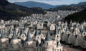 Khu nghỉ cho giới siêu giàu hóa thị trấn ma, 700 “lâu đài Disney” bị bỏ hoang