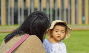 Vì sao đứa trẻ được nuôi dạy bởi người mẹ