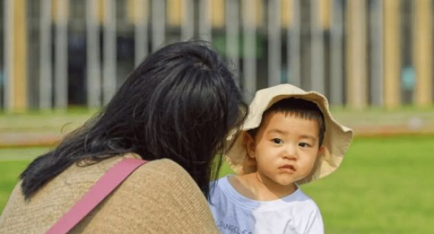 Vì sao đứa trẻ được nuôi dạy bởi người mẹ