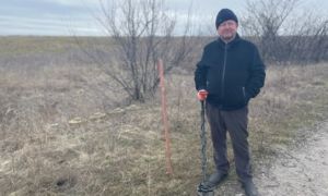 Nông dân Ukraine liều mạng gỡ mìn để gieo trồng vụ mới